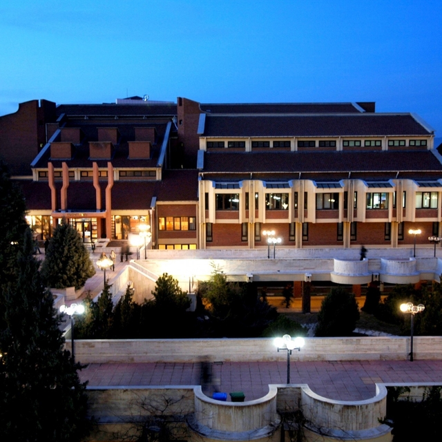 Anadolu Üniversitesi Kütüphanesi 7/24 öğrencilerin yanında