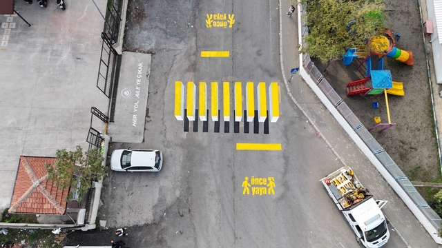 Dörtyol ilçesinde okul önündeki yaya geçidine 3 boyutlu görünüm kazandırıldı