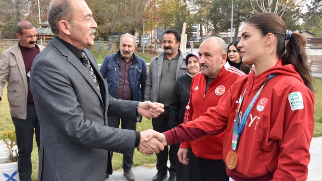 Şampiyon boksör Erginoğuz memleketi Van'a döndü