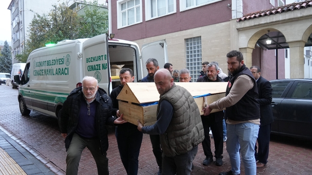 Dere yatağında cenazelerine ulaşılan anne ve oğlunun cenazesi ilçeye getirildi