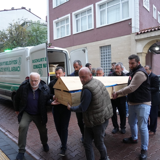 Dere yatağında cenazelerine ulaşılan anne ve oğlunun cenazesi ilçeye getiri...