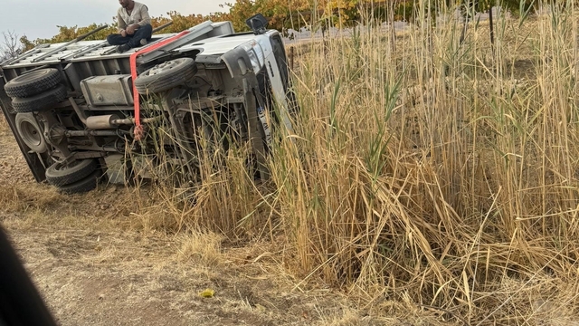 Batman'da kayan kamyonet devrildi: 5 kişi kazadan burnu kanamadan kurtuldu