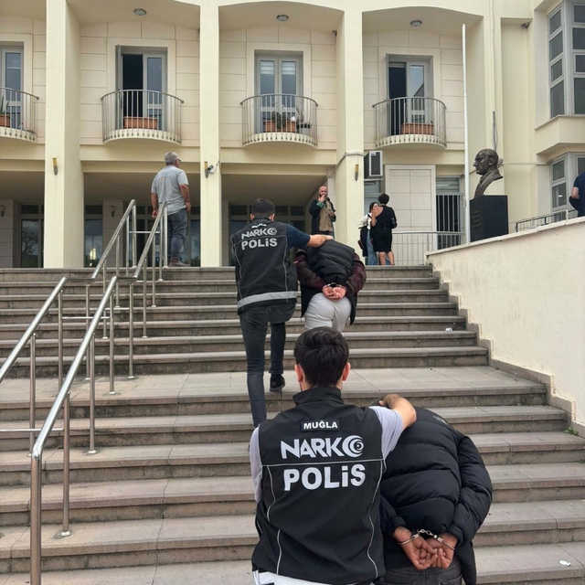 Narkotik polisinden otel odasına baskın; 2 şüpheli tutuklandı