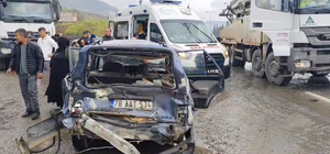 Otomobil ile kamyon çarpıştı: 5 yaralı