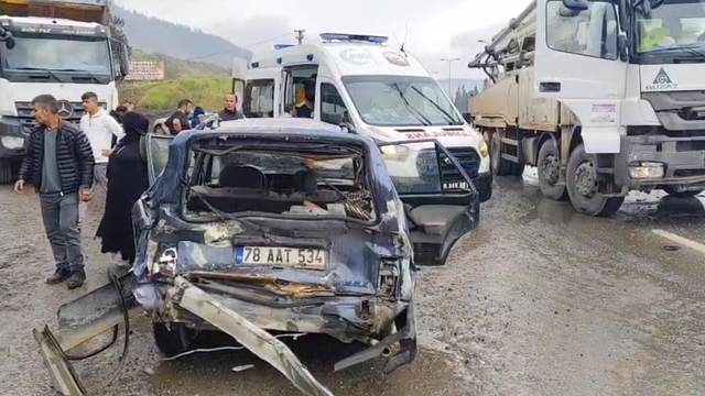 Otomobil ile kamyon çarpıştı: 5 yaralı