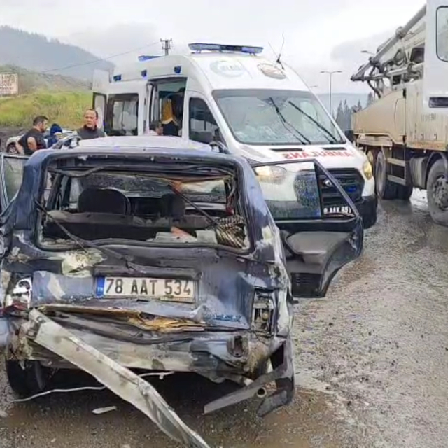 Otomobil ile kamyon çarpıştı: 5 yaralı