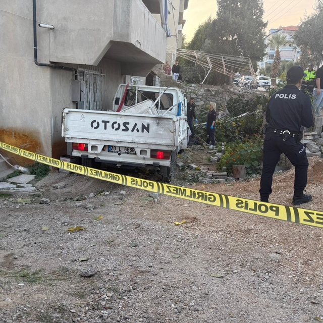 Denizli'de kamyonet evin bahçesine uçtu; 1 ölü 3 yaralı