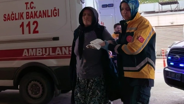 Merdaneli ütüye sıkışan elleri yandı