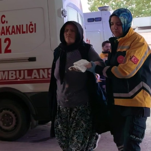 Merdaneli ütüye sıkışan elleri yandı