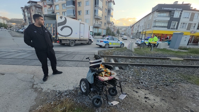 Hemzemin geçitte akülü aracı devrilen engelli vatandaş yaralandı