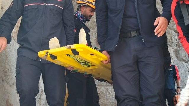 Tarihi kaleye çıkarken ayağı kırıldı, sedyeyle 1 kilometre taşınarak hastaneye kaldırıldı