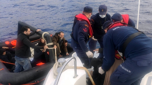 Yunanistan, 8'i çocuk 20 düzensiz göçmeni ölüme terk etti