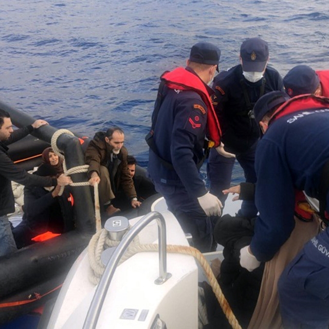 Yunanistan, 8'i çocuk 20 düzensiz göçmeni ölüme terk etti