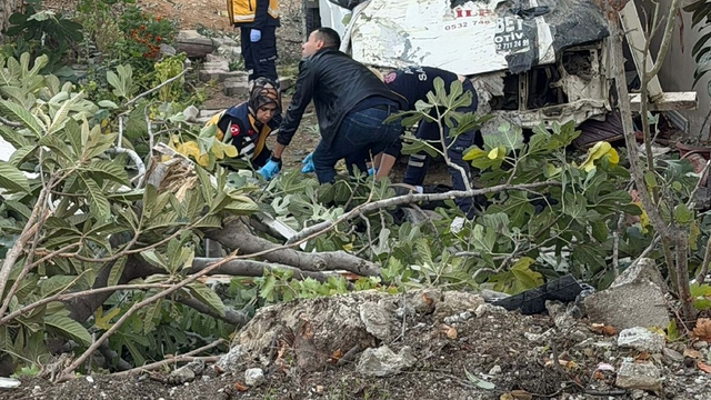 Denizli'de kamyonet evin bahçesine uçtu; 1 ölü, 3 yaralı
