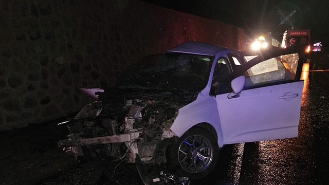 Sivas'ta iki otomobilin çarpıştığı kazada 1 kişi öldü, 2 kişi yaralandı