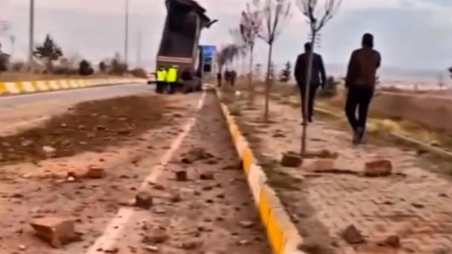 Patnos'ta damperi açık kalan tır kemere çarptı