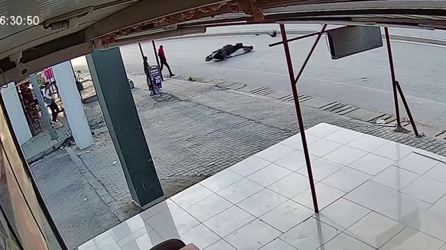 Sokak köpeğine çarpan motosikletli metrelerce sürüklendi