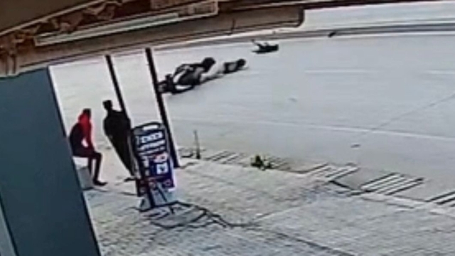 Köpeğe çarpmamak için motosikleti devirerek yaralandı; kaza anı kamerada