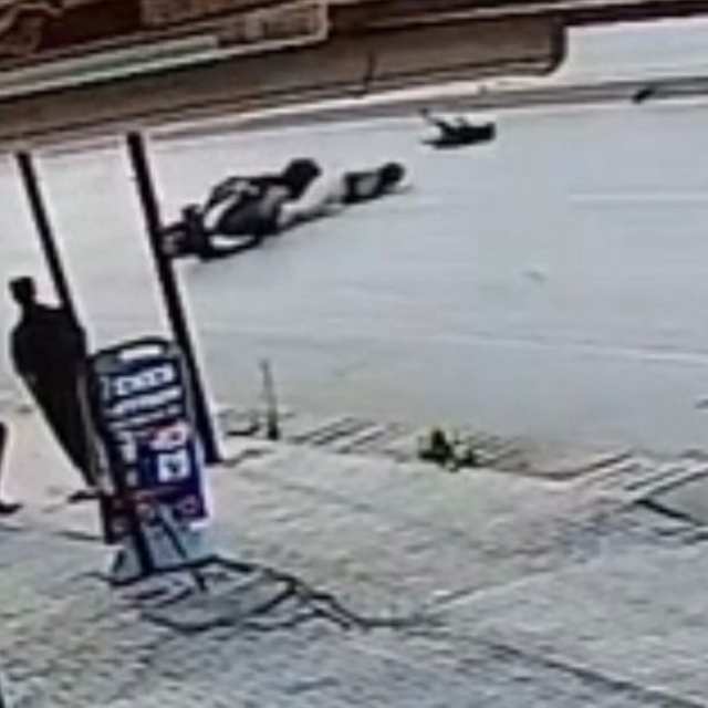 Köpeğe çarpmamak için motosikleti devirerek yaralandı; kaza anı kamerada