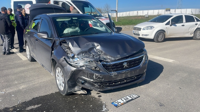 Edirne'de iki otomobil kavşakta çarpıştı: 8 yaralı
