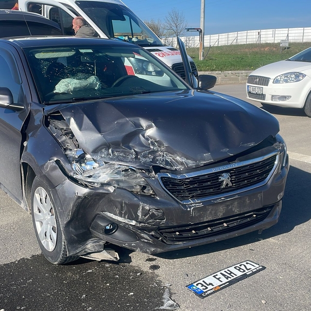 Edirne'de iki otomobil kavşakta çarpıştı: 8 yaralı