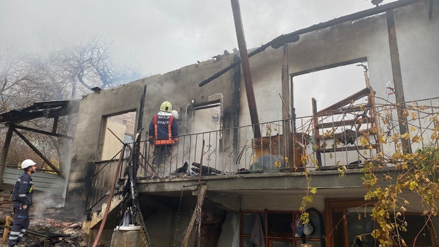 İskilip'te müstakil ev alev alev yandı