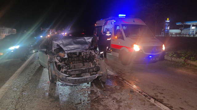 Bursa'da otomobilin kırmızı ışıkta bekleyen araca çarptığı kazada 5 kişi yaralandı