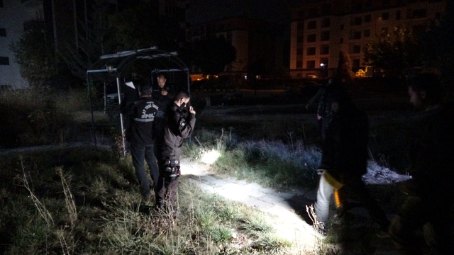 Hırsızlık zanlıları kaçarken silahla işçiyi yaraladı