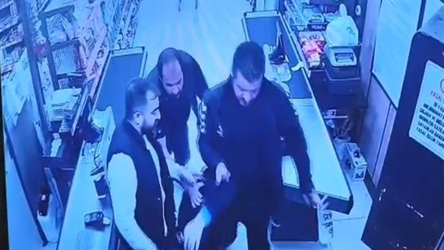 Oğlunu darbettiğini öne sürdüğü market çalışanını yumruklayıp tekmeledi (2)
