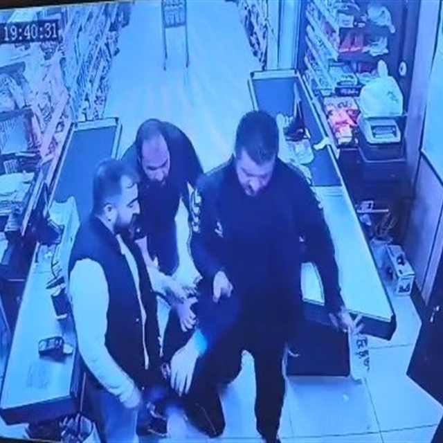 Oğlunu darbettiğini öne sürdüğü market çalışanını yumruklayıp tekmeledi (2)