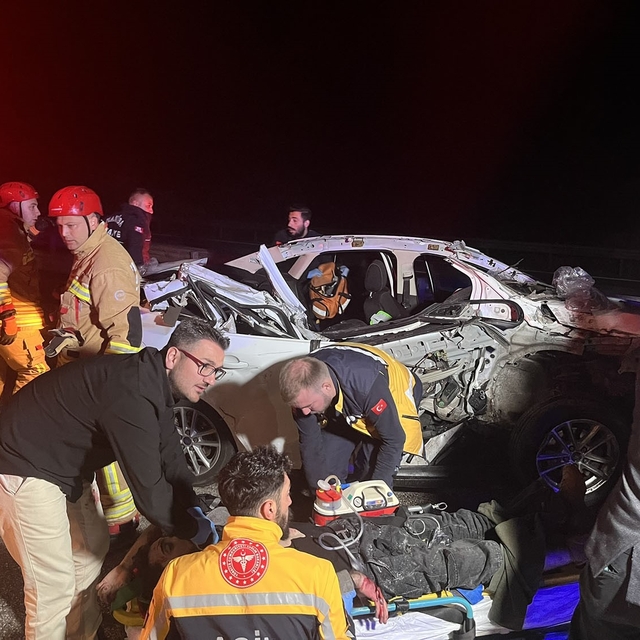 Kamyonete arkadan çarpan otomobil hurda yığınına döndü: 1 ölü, 2 yaralı