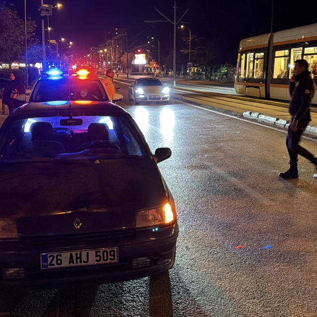 Tramvay yoluna giren otomobil çevredekilerin yardımıyla çıkarıldı, sürücüye...