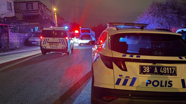 Antalya'dan çalınan otomobil Kayseri'de yakalandı: 1 gözaltı
Ehliyetsiz sürücünün 'dur' ihtarına uymadığı otomobil çalıntı çıktı