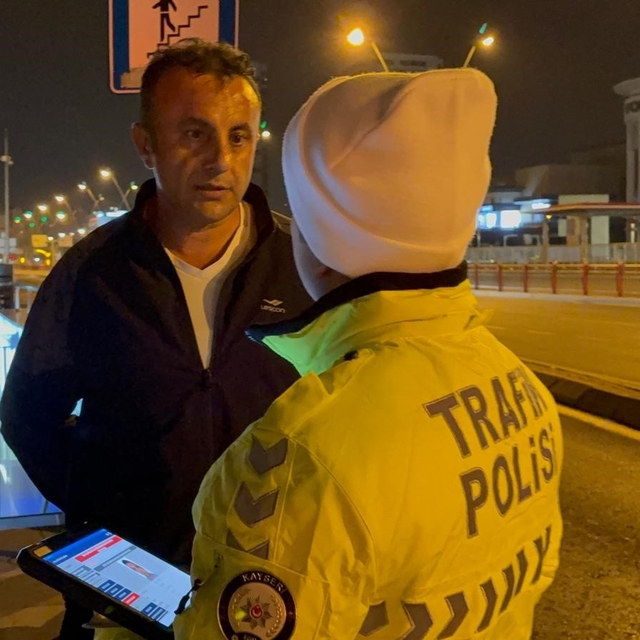 Ehliyetsiz sürücünün otomobilini almaya gelen şahısta ehliyetsiz çıktı
"Ehl...