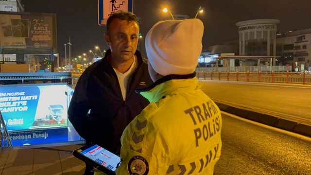 Ehliyetsiz sürücünün otomobilini almaya gelen şahısta ehliyetsiz çıktı
"Ehliyetimi evde unuttum" dedi, ehliyetinin alınmış olduğu ortaya çıktı