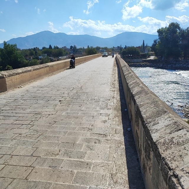 Anadolu'nun bilinen İlk Roma köprüsüne sprey boyayla yazılama yapıldı