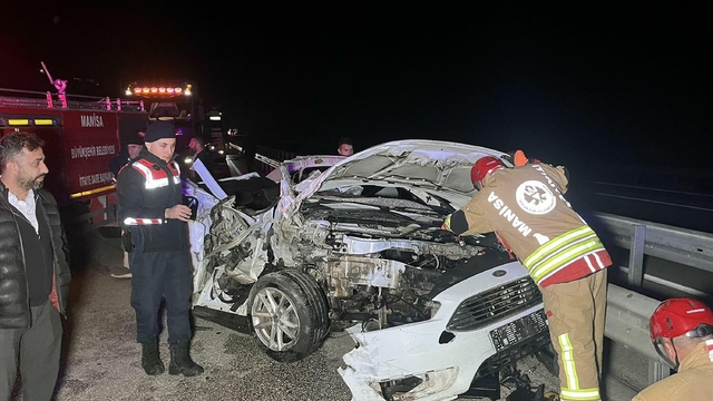 Manisa'da otomobil kamyona arkadan çarptı: 1 ölü, 2 yaralı