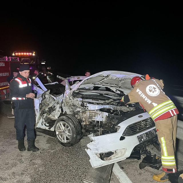 Manisa'da otomobil kamyona arkadan çarptı: 1 ölü, 2 yaralı