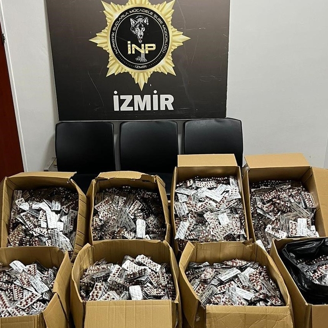 İzmir'de uyuşturucu operasyonu: 168 bin 448 sentetik ecza ele geçirildi