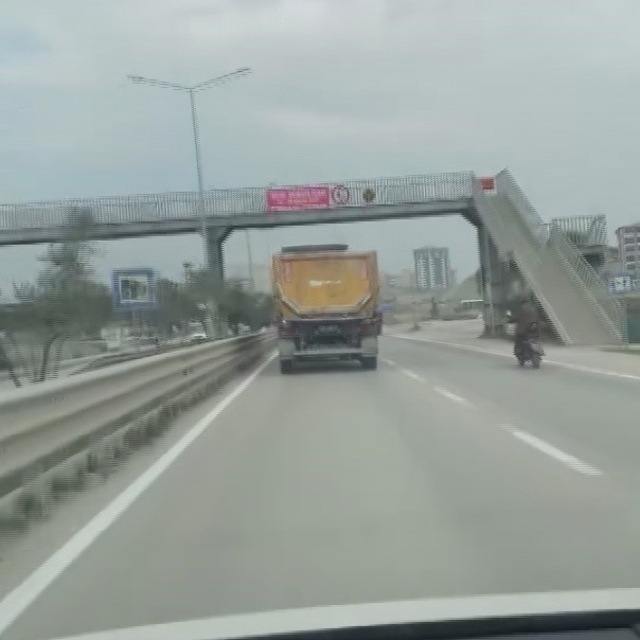 Sol şeritte 100 kilometre hızla ilerleyen hafriyat kamyonu hayrete düşürdü