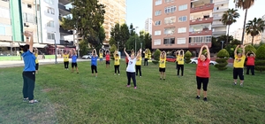 Mersin'de emekliler sabah sporunda buluşuyor