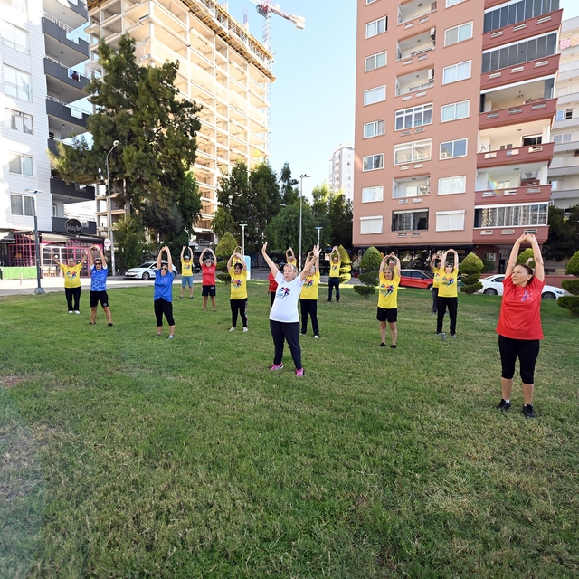 Mersin'de emekliler sabah sporunda buluşuyor