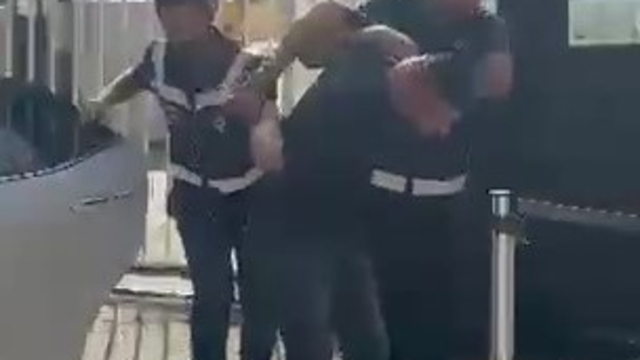 Telefonda başlayan küfürleşme cinayetle bitti
Eski iş arkadaşını öldüren şüphelinin, "Öldürmek istemiyordum, ani gelişti" dediği öne sürüldü