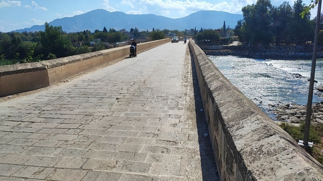 Anadolu'nun bilinen İlk Roma köprüsüne sprey boyayla yazılama yapıldı