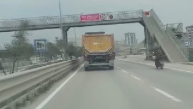 Sol şeritte 100 kilometre hızla ilerleyen hafriyat kamyonu hayrete düşürdü