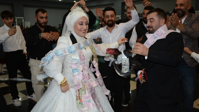 Artvin'de damada arkadaşlarından canlı tavuk ve horoz sürprizi
Düğünde damada takı töreninde arkadaşları tarafından horoz ve tavuk hediye edildi