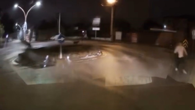 Sokakta köpeklerin kovaladığı genci böyle kurtardı: "Benim adım Hıdır elimden gelen budur"