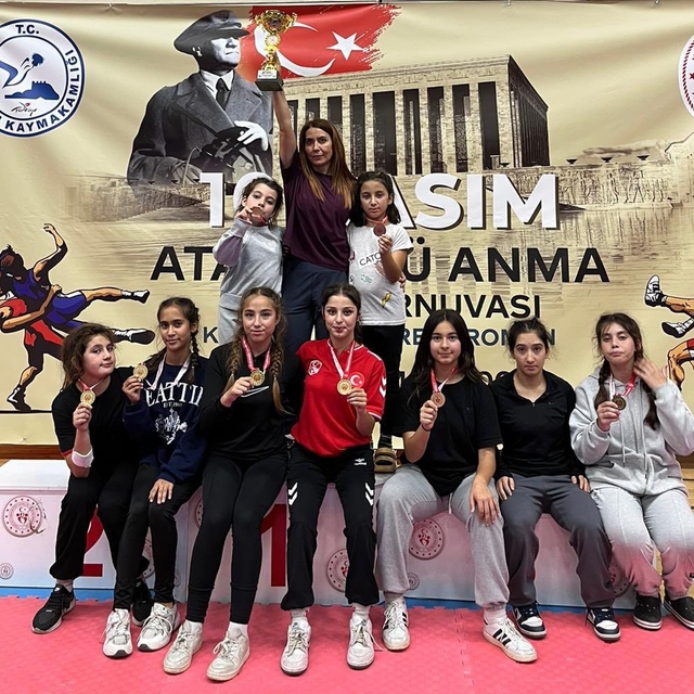 Köyceğizli güreşçi kızlar madalyaları topladı