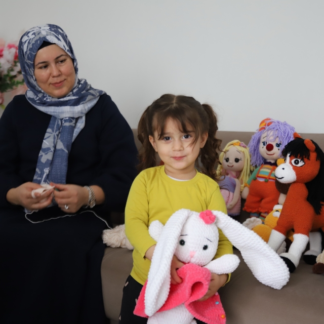 İşlediği oyuncaklarla 6 çocuğuna bakıyor
Kızına sağlıklı oyuncak yapmak içi...