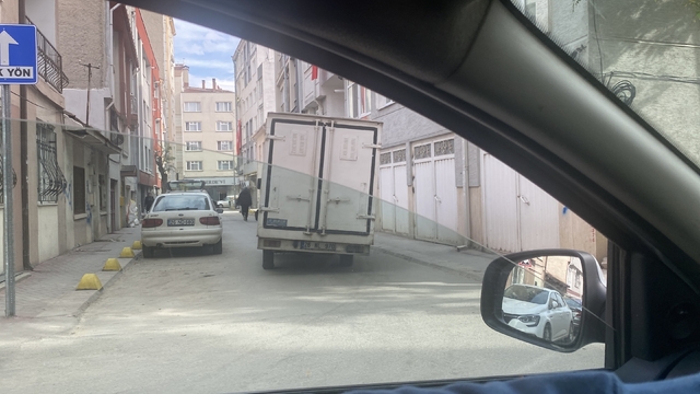 Devrilecekmiş gibi gözüken kamyon tedirginlik oluşturdu